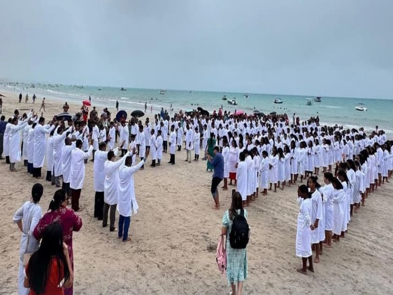 Igreja batiza mais de 400 pessoas em praia de Alagoas